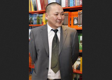 Орчуулагч Д.Болдбаатар: Уйлуулдаг жүжгийн араас уйлуулдаг ном орчууллаа